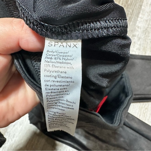 Spanx  Women's faux leather Leggings, Size Small- Black shape wear like new - Picture 8 of 9